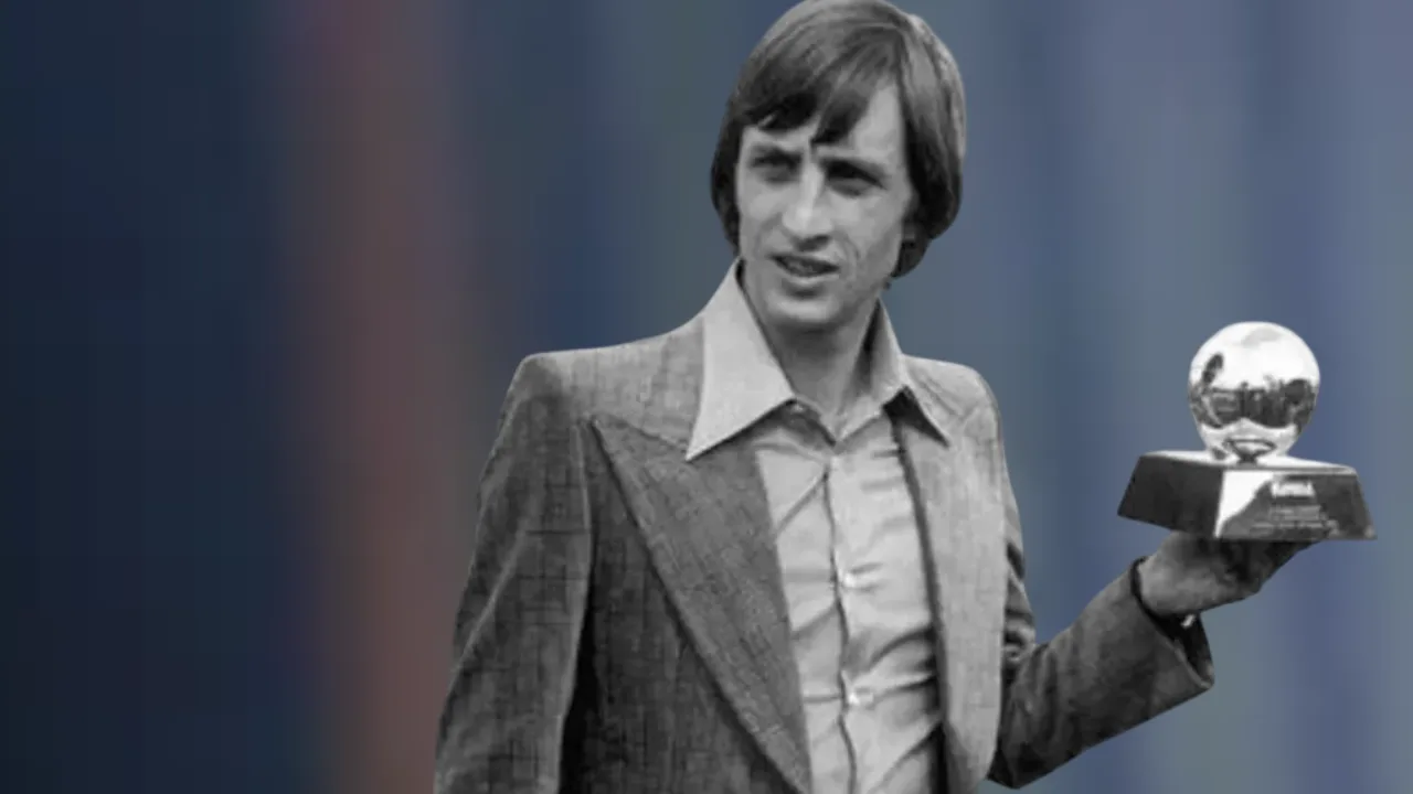 Johan Cruyff gano 2 Balones de oro en (1973), (1974) mientras jugaba con el FC Barcelona