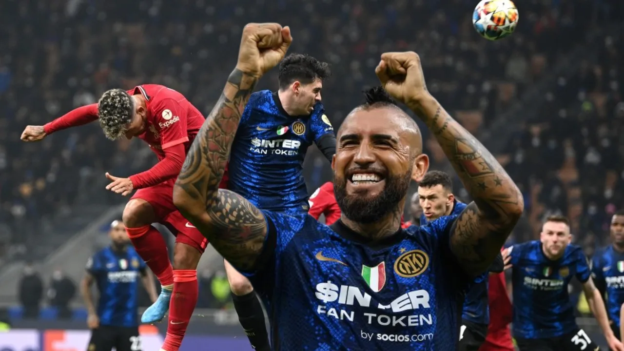Arturo Vidal con el Inter de Milán en la UEFA Champions League temporada 2021-2022