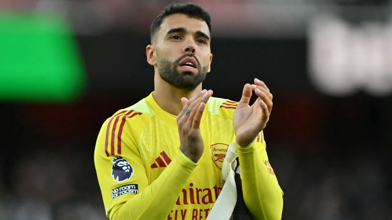 David Raya durante un partido con el Arsenal
