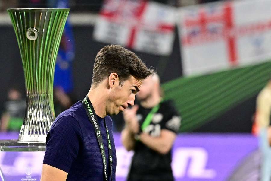 Íñigo Pérez junto al trofeo tras la final Crystal Palace - Rayo Vallecano