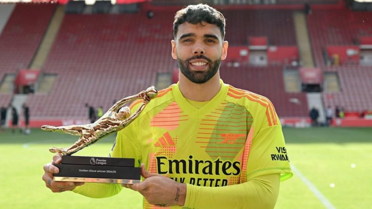 David Raya posa con el Guante de Oro de la Premier League