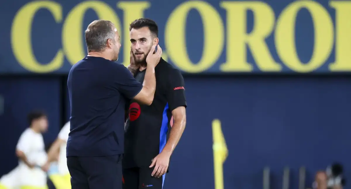 Eric García hablando con Hansi Flick en un entrenamiento del Barcelona