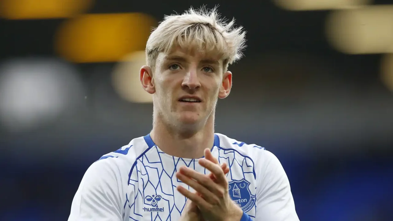 Anthony Gordon durante un partido con el Everton
