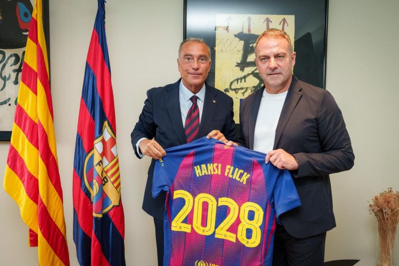Hans-Dieter Flick en el estadio durante un partido del Barcelona