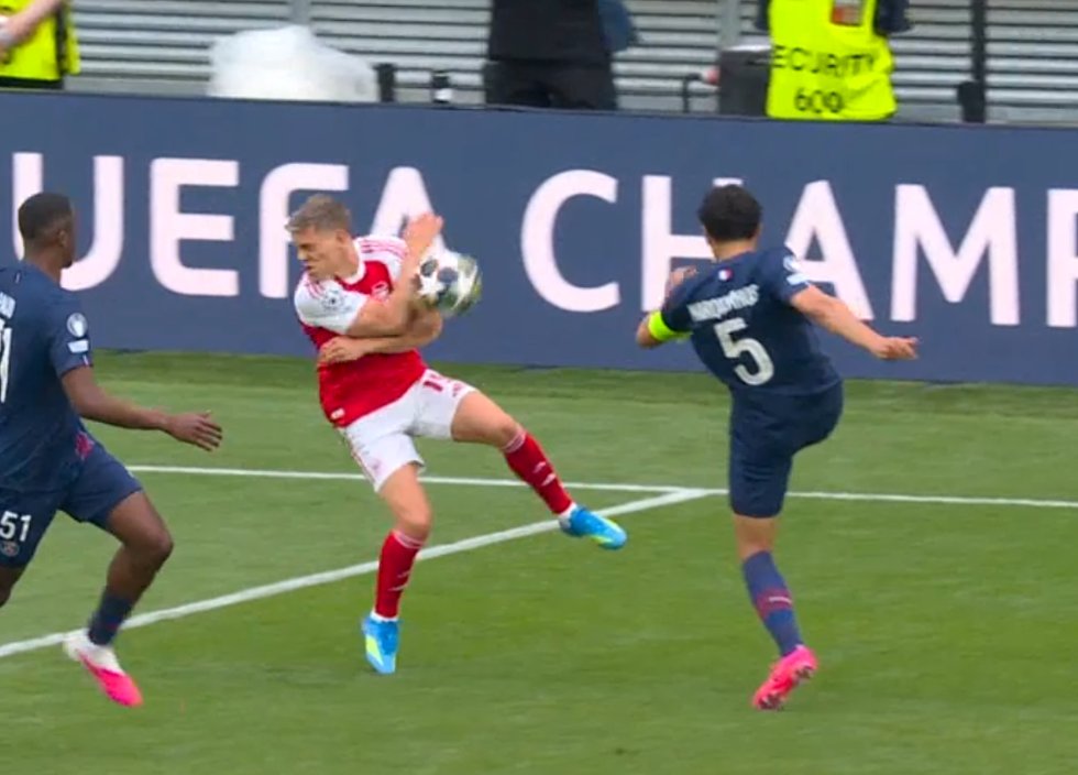 Leandro Trossard disputa una acción durante Arsenal vs PSG