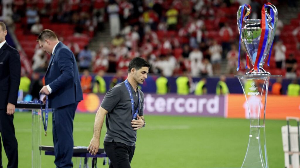 Mikel Arteta aplaude durante un partido del Arsenal