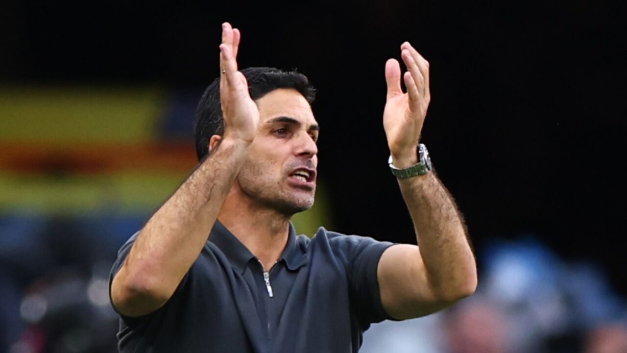 Mikel Arteta camina junto al trofeo de la Champions League