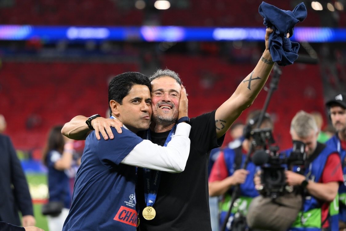 Nasser Al Khelaifi y Luis Enrique celebran tras el PSG - Arsenal