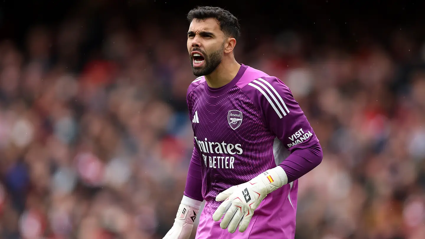 David Raya aplaude con la camiseta del Arsenal